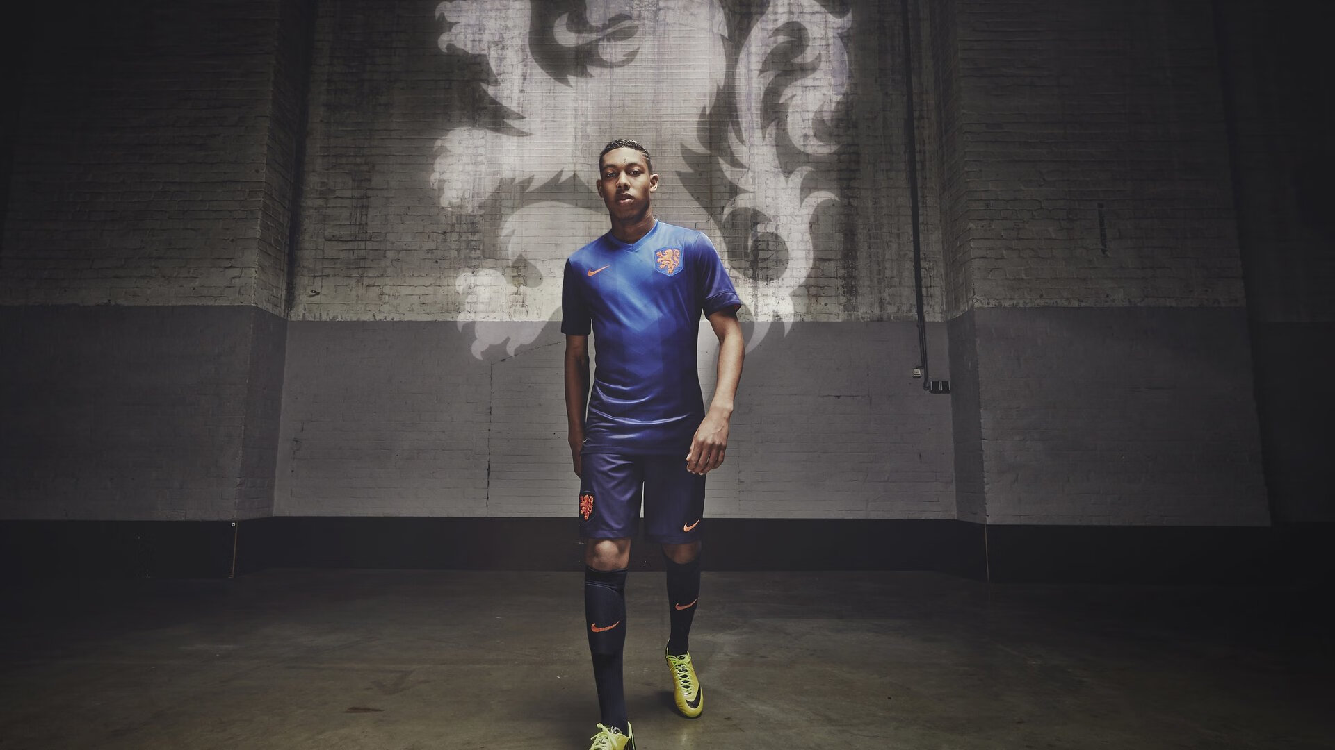 “尼古拉斯·桑特基的进攻组织与防守配合，推动美洲狮队向前迈进”