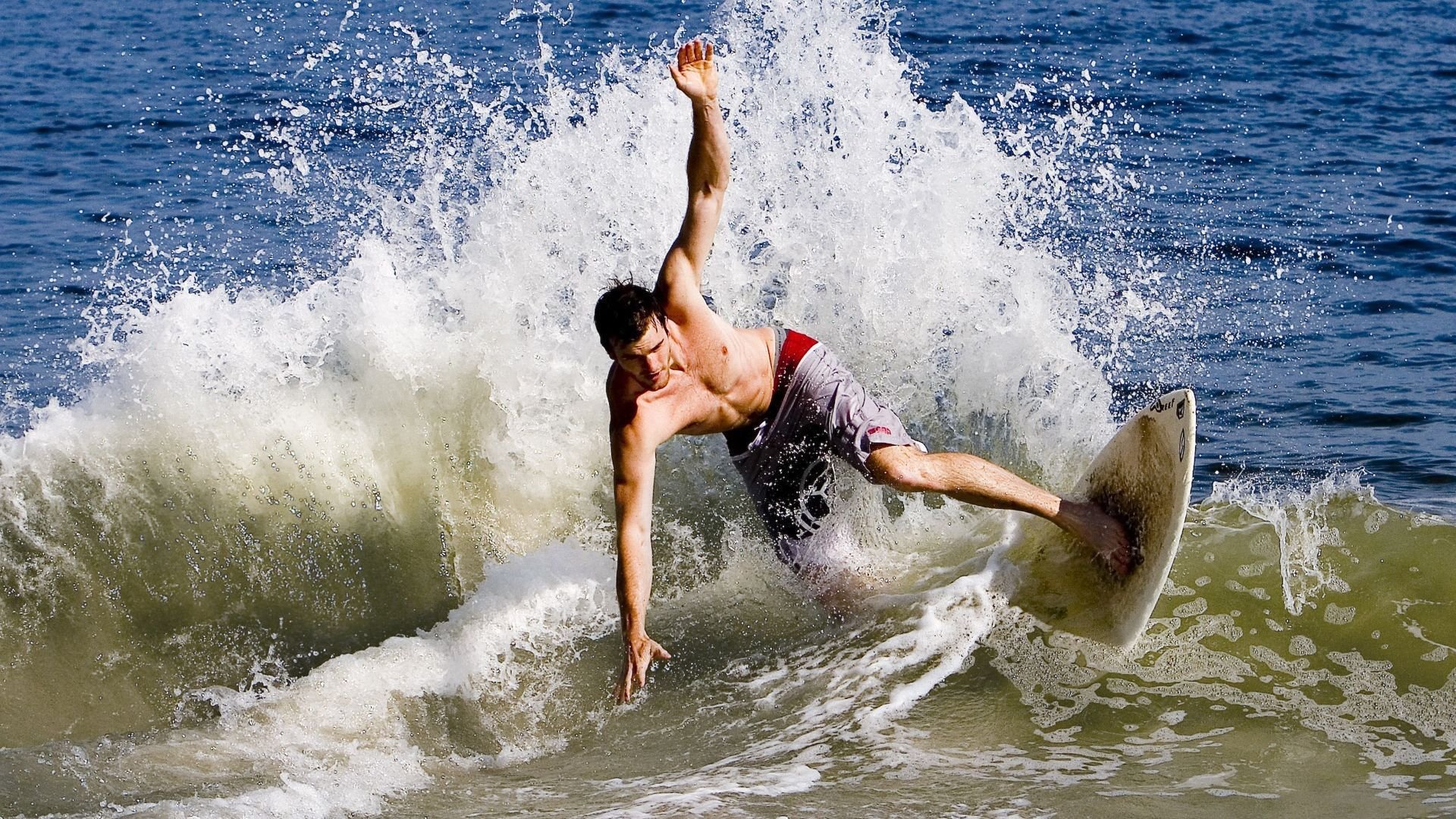 东亚杯中国足球逆袭 球员配合有明显提升，东亚杯国足成绩