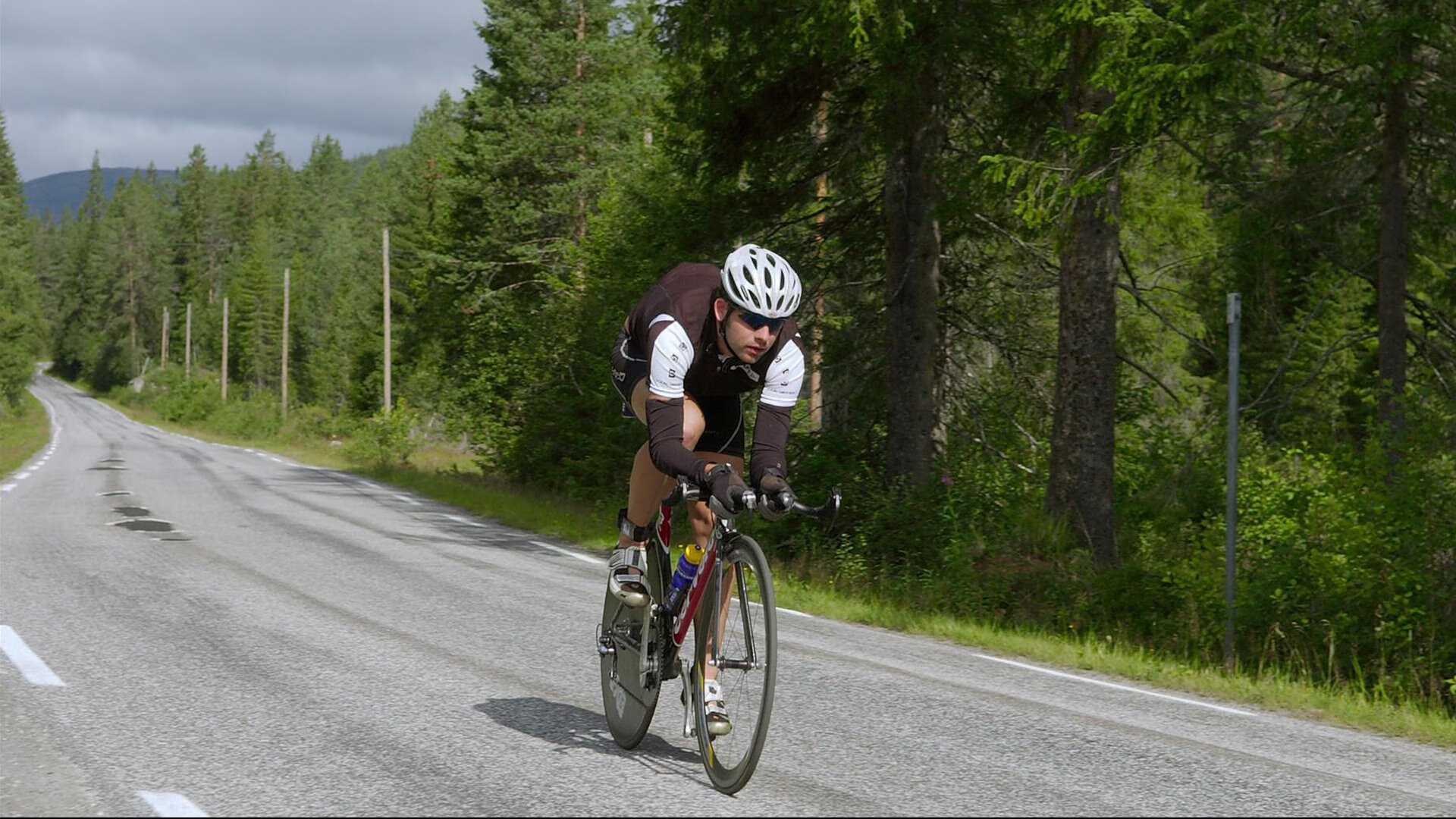 杨瀚森积极参与球队战术讨论展示成熟心态，杨瀚西简介
